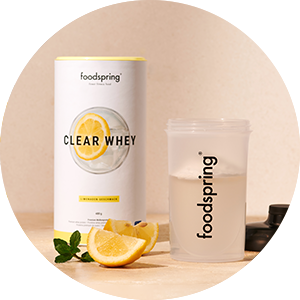 Vierte 300 ml de agua en un vaso o shaker