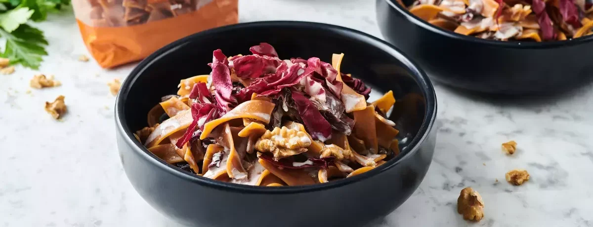 Pasta proteica vegana con achicoria roja y nueces