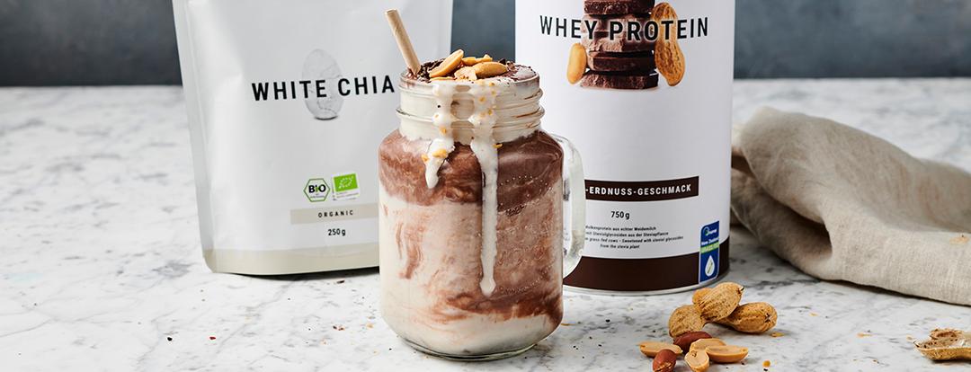 Batido proteico de chocolate con crema de cacahuete
