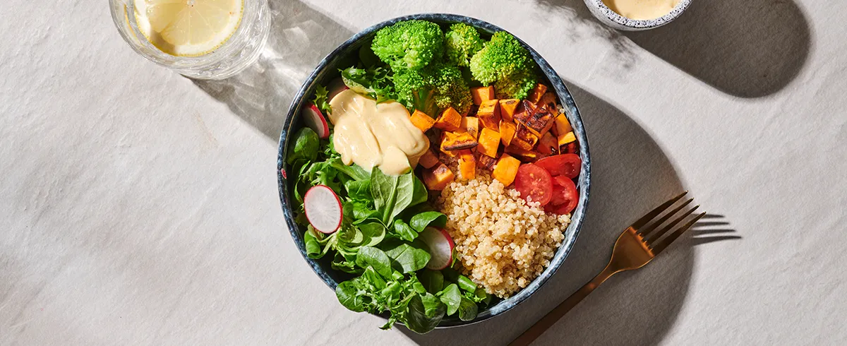 Bowl de verduras con aderezo de cúrcuma