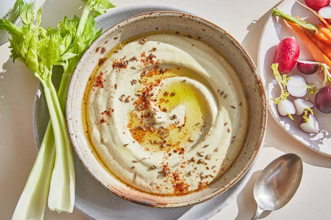 Hummus de calabacín bajo en carbohidratos y rico en proteínas
