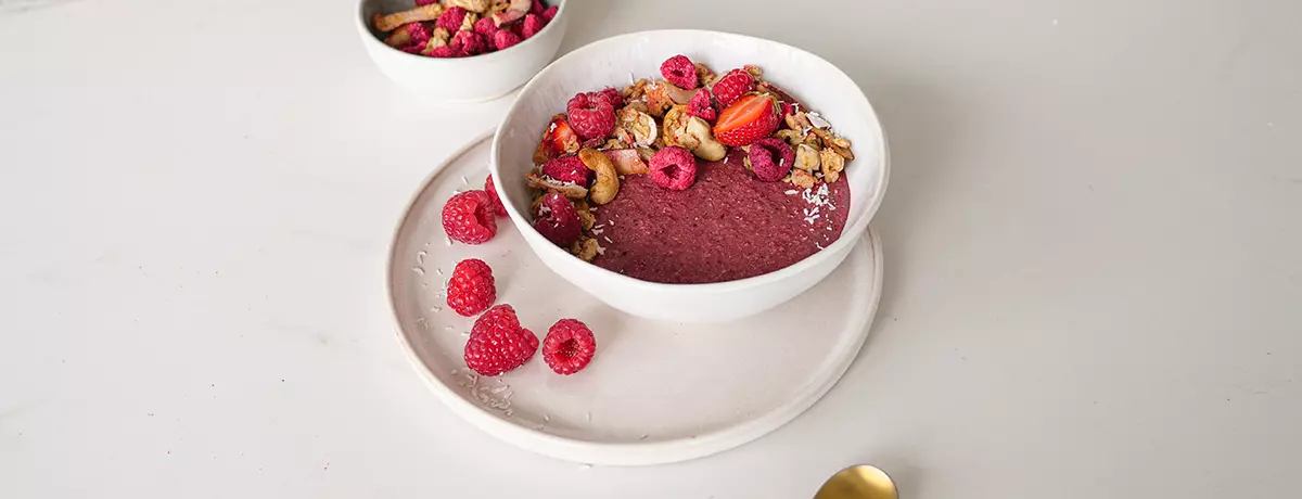 Bol de açaí con granola de coco y frambuesa